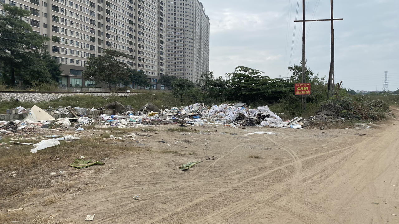 Rác, phế thải xây dựng 'bủa vây' khu dân cư, trường học gần cầu vượt Yên Nghĩa, Hà Nội