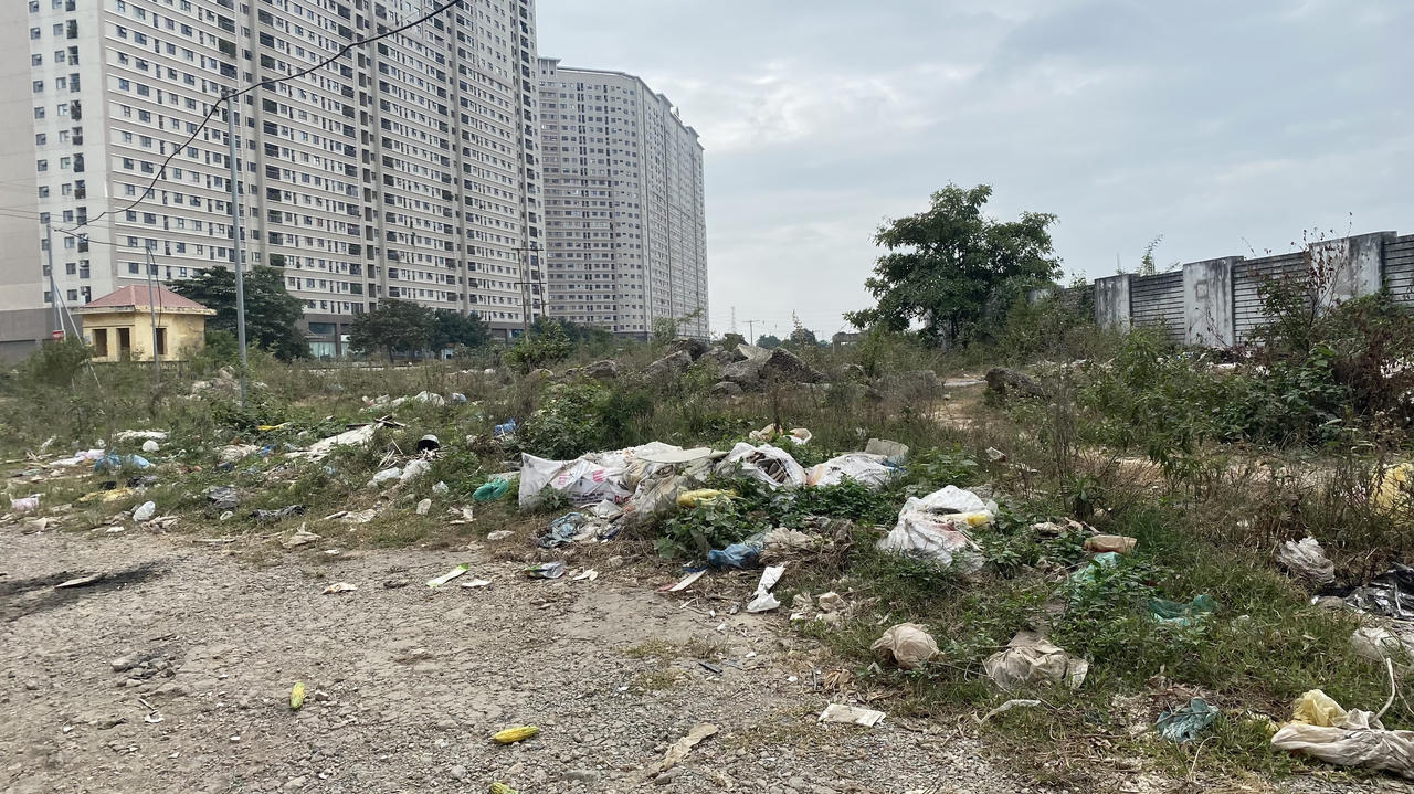 Rác, phế thải xây dựng 'bủa vây' khu dân cư, trường học gần cầu vượt Yên Nghĩa, Hà Nội