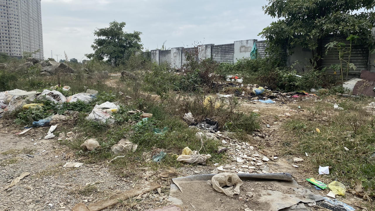 Rác, phế thải xây dựng 'bủa vây' khu dân cư, trường học gần cầu vượt Yên Nghĩa, Hà Nội