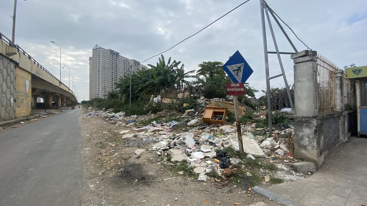 Rác, phế thải xây dựng 'bủa vây' khu dân cư, trường học gần cầu vượt Yên Nghĩa, Hà Nội