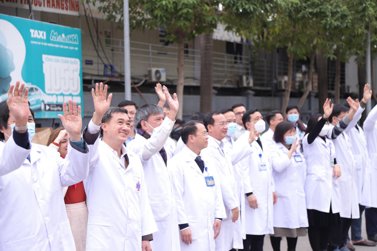 Hơn 500 bệnh nhân ung thư được trở về quê đón Tết trên chuyến xe 0 đồng