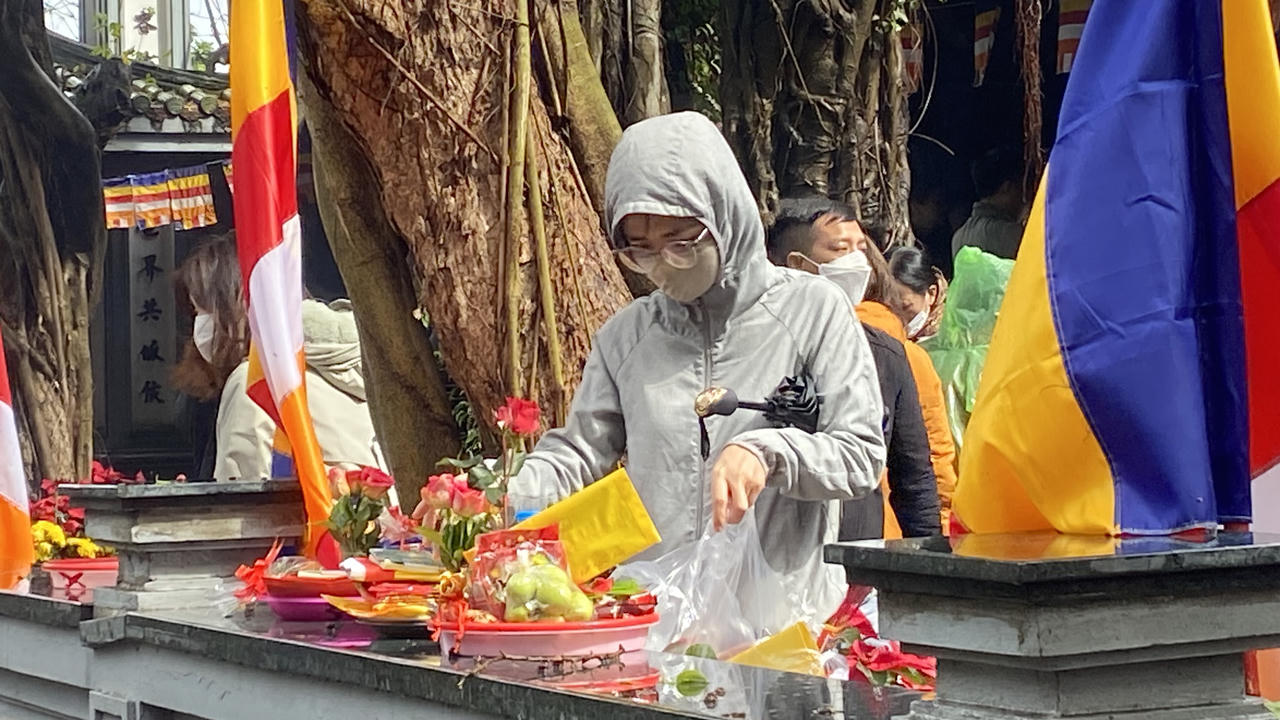 Rằm tháng Giêng nhiều bạn trẻ đi lễ chùa Hà cầu duyên