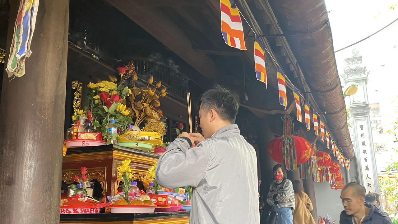 Rằm tháng Giêng nhiều bạn trẻ đi lễ chùa Hà cầu duyên