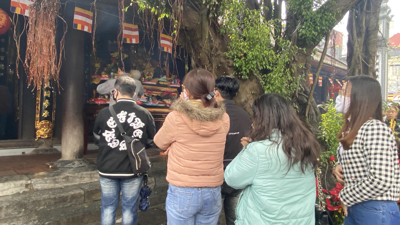 Rằm tháng Giêng nhiều bạn trẻ đi lễ chùa Hà cầu duyên