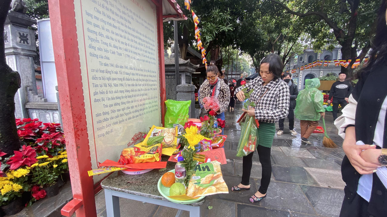 Rằm tháng Giêng nhiều bạn trẻ đi lễ chùa Hà cầu duyên