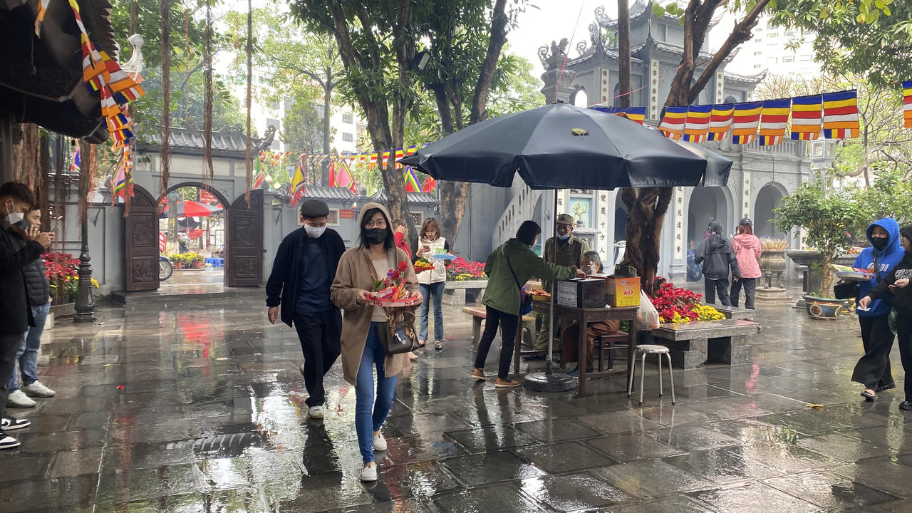 Rằm tháng Giêng nhiều bạn trẻ đi lễ chùa Hà cầu duyên