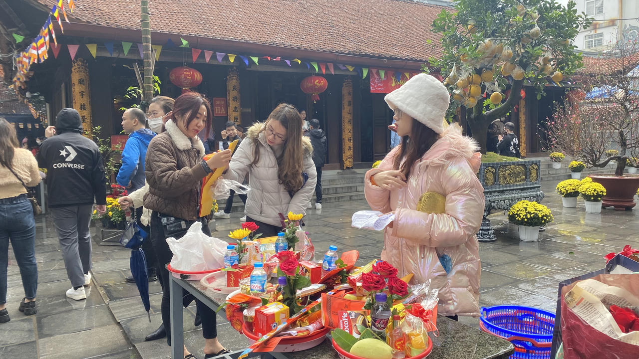 Rằm tháng Giêng nhiều bạn trẻ đi lễ chùa Hà cầu duyên