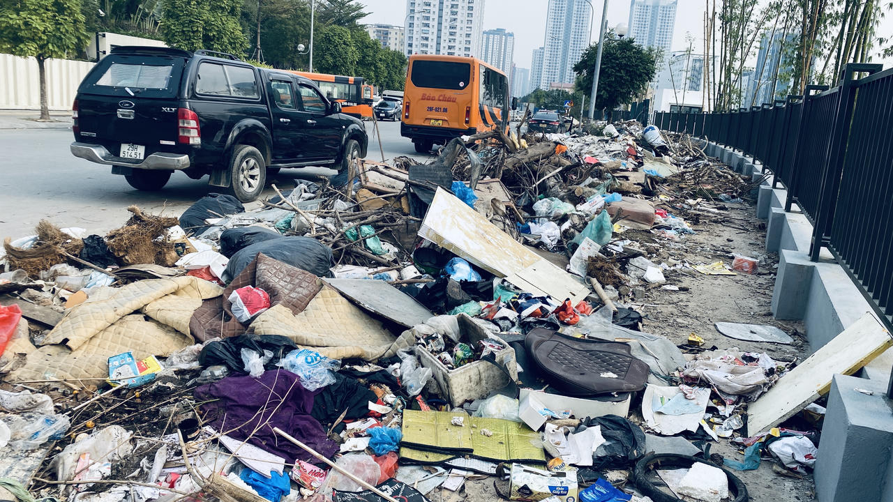 Đường mới mở đã "ngập" rác thải