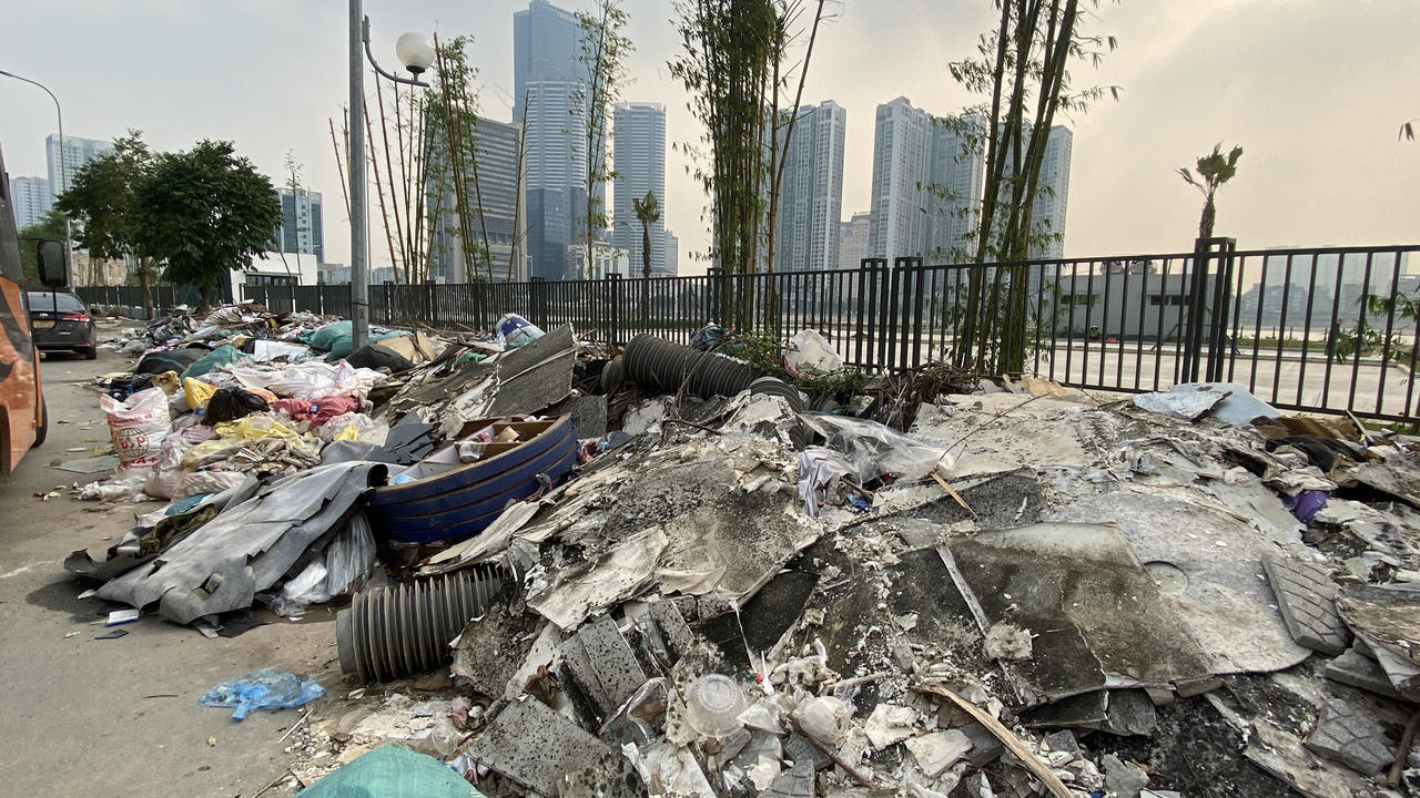 Đường mới mở đã "ngập" rác thải