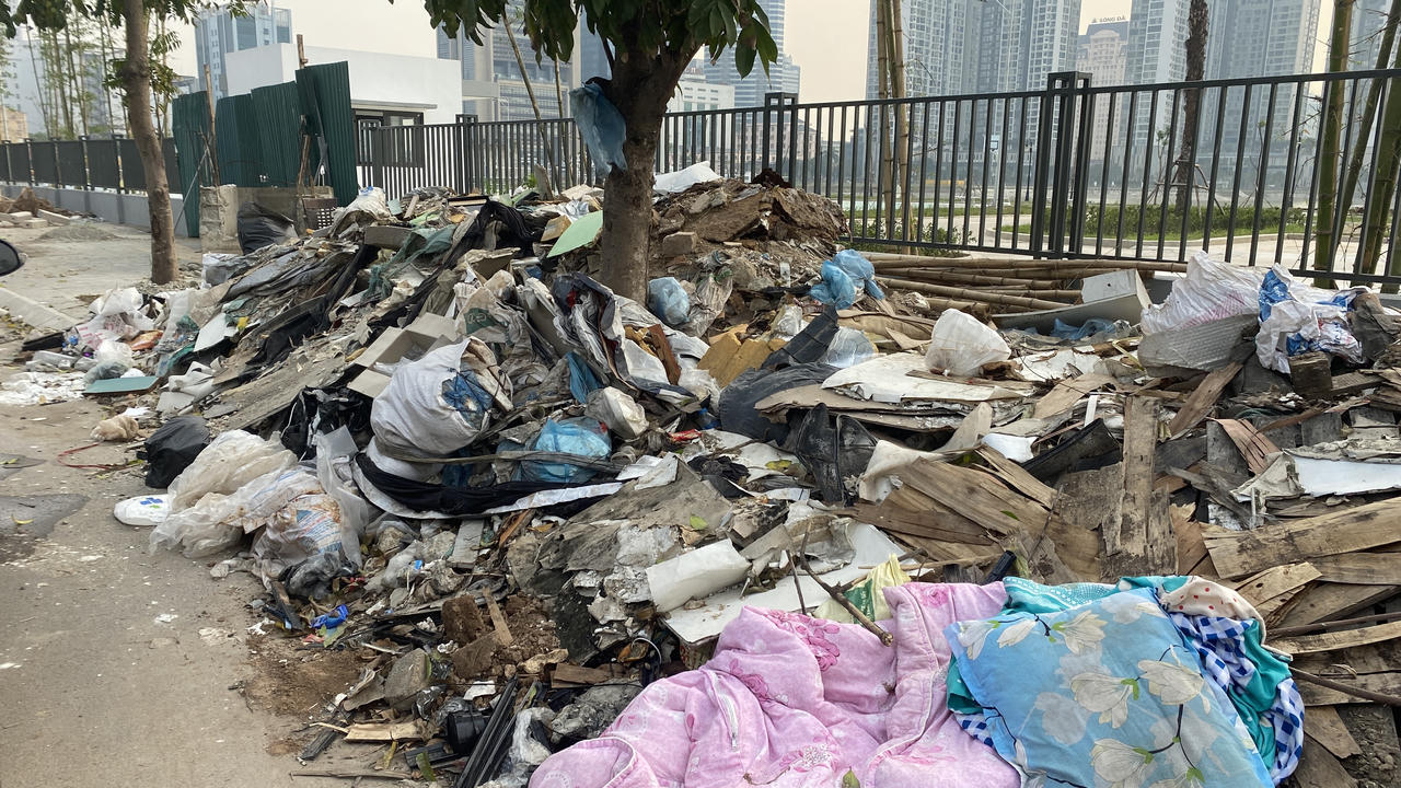 Đường mới mở đã "ngập" rác thải