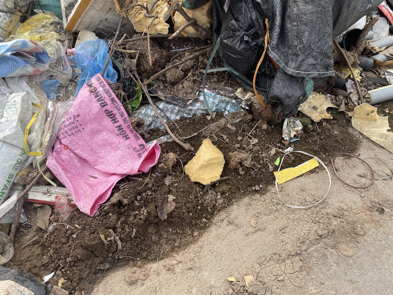 Đường mới mở đã "ngập" rác thải