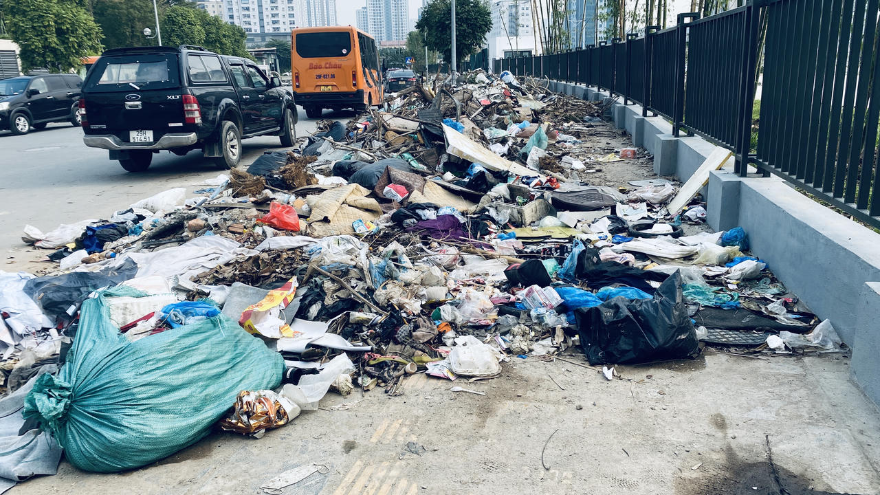 Đường mới mở đã "ngập" rác thải