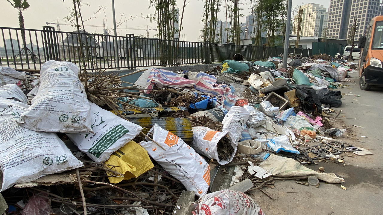 Đường mới mở đã "ngập" rác thải