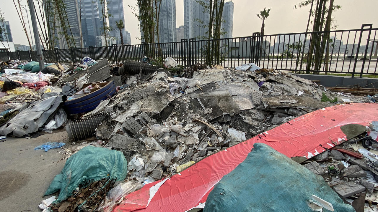 Đường mới mở đã "ngập" rác thải