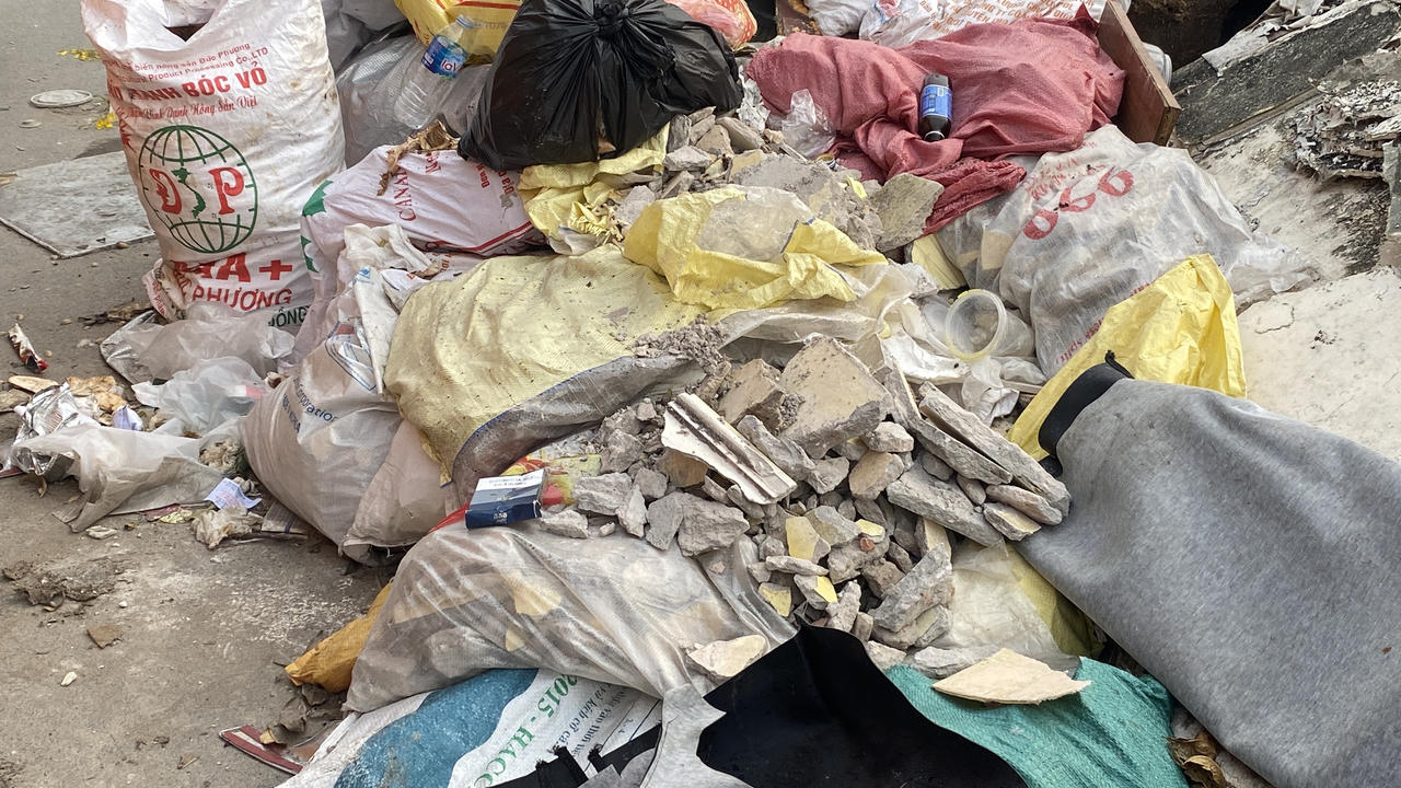 Đường mới mở đã "ngập" rác thải