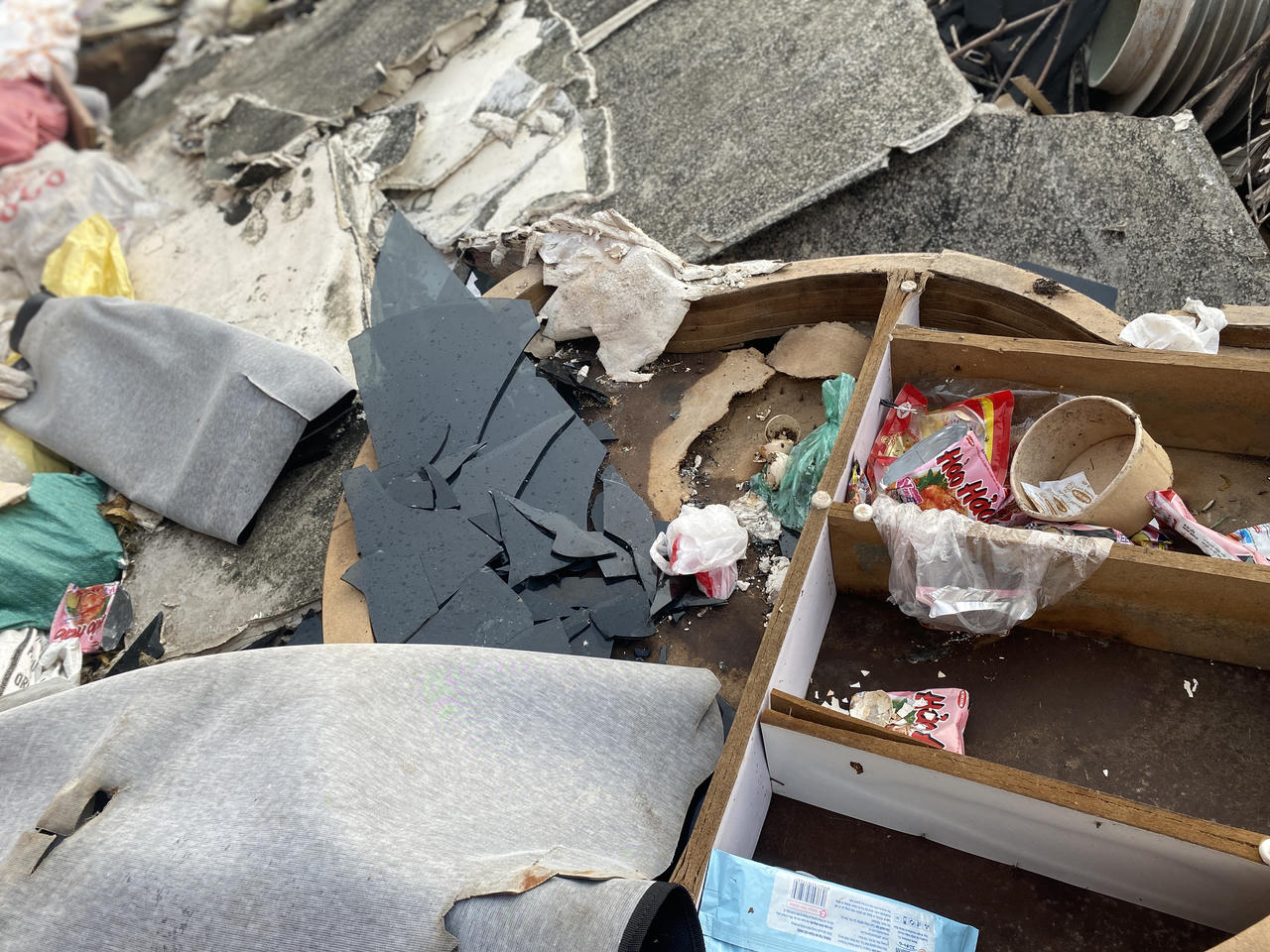 Đường mới mở đã "ngập" rác thải