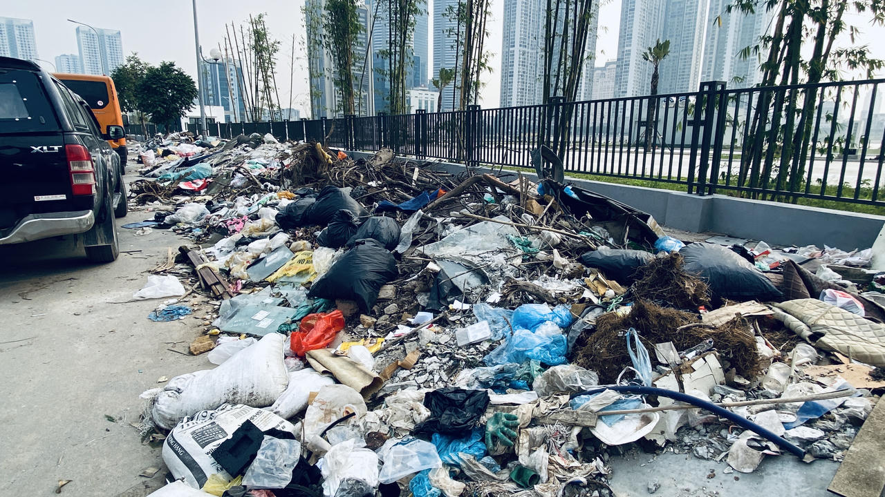 Đường mới mở đã "ngập" rác thải