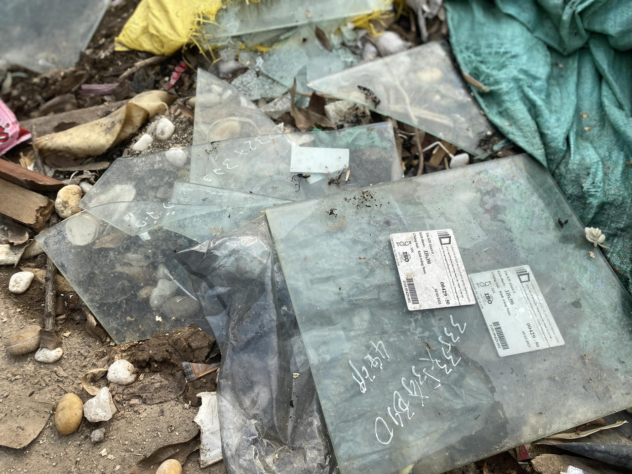 Đường mới mở đã "ngập" rác thải