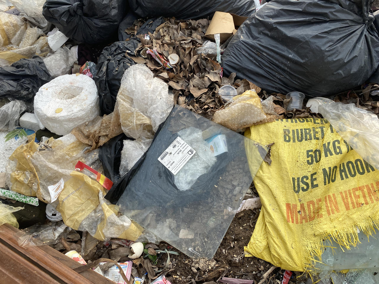 Đường mới mở đã "ngập" rác thải