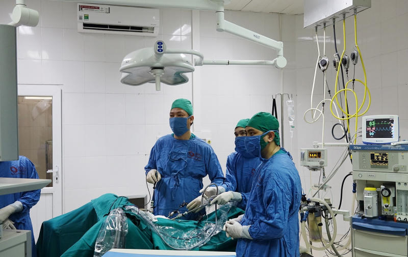 Người phụ nữ có dạ dày 'đi lạc' lên ngực