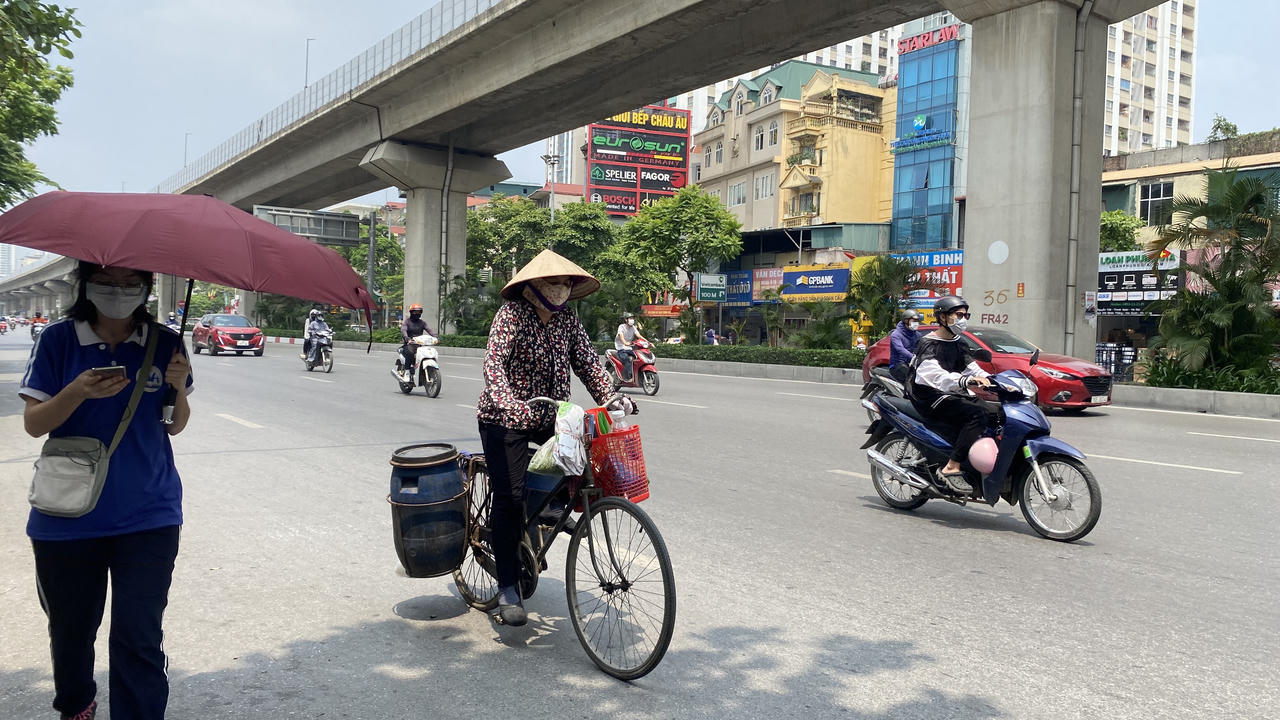Nhọc nhằn mưu sinh dưới nắng nóng gay gắt ở Hà Nội