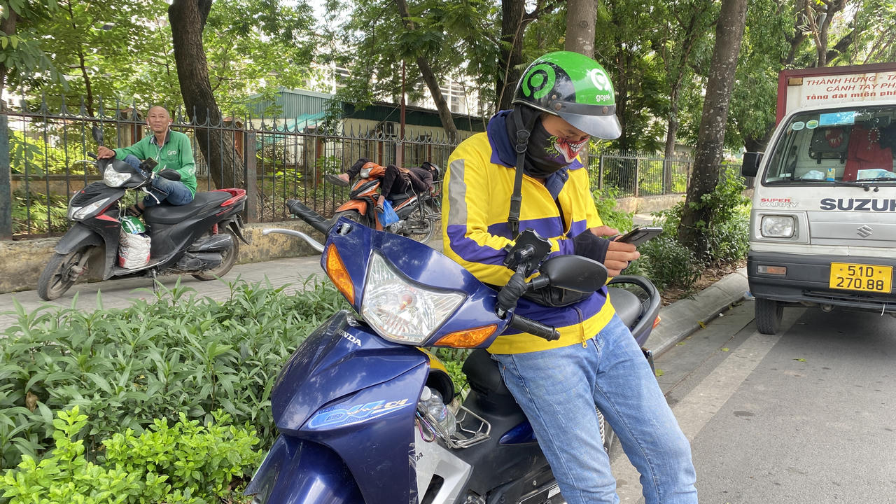 Nhọc nhằn mưu sinh dưới nắng nóng gay gắt ở Hà Nội