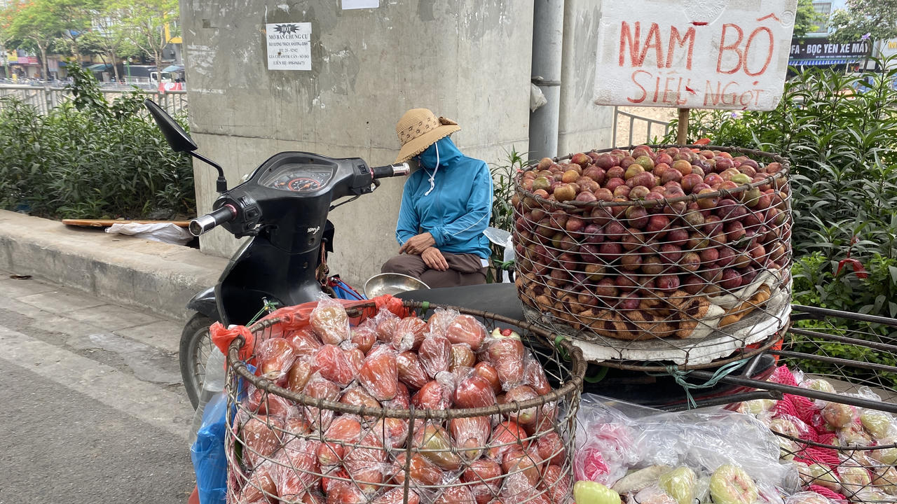 Nhọc nhằn mưu sinh dưới nắng nóng gay gắt ở Hà Nội