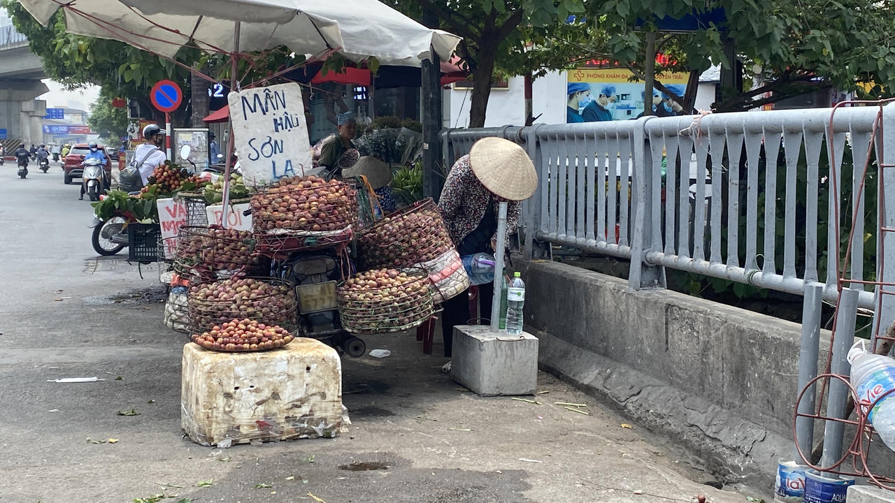 Nhọc nhằn mưu sinh dưới nắng nóng gay gắt ở Hà Nội