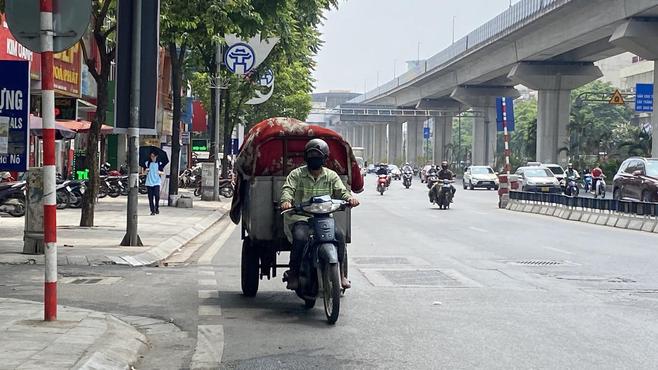 Nhọc nhằn mưu sinh dưới nắng nóng gay gắt ở Hà Nội