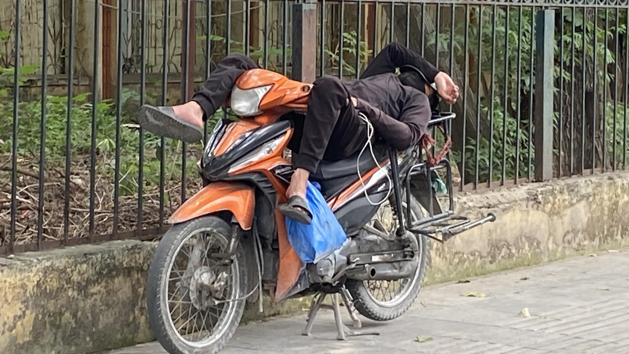 Nhọc nhằn mưu sinh dưới nắng nóng gay gắt ở Hà Nội