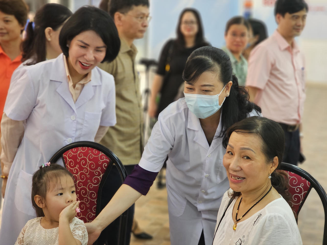 Hơn 6 triệu trẻ em uống vitamin A phòng mù lòa