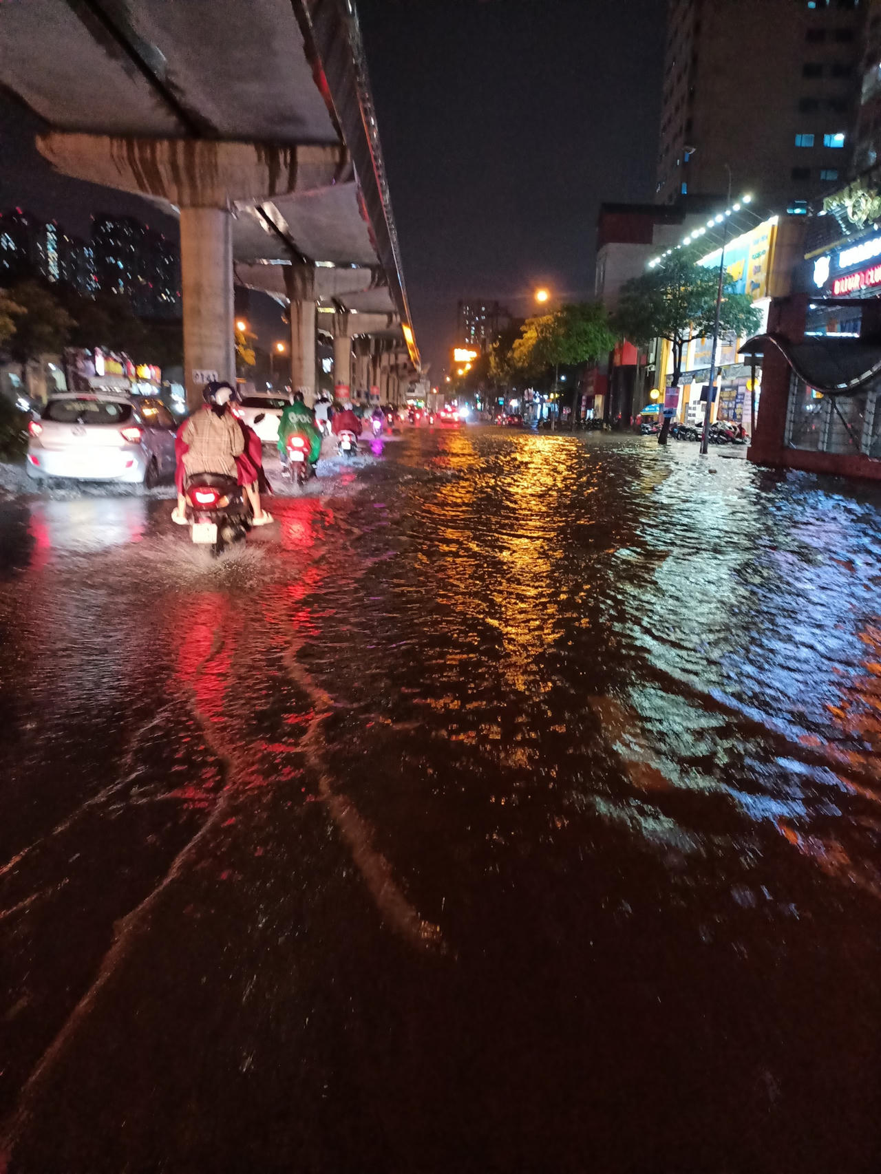 Mưa xối xả gây ngập nhiều tuyến phố Hà Nội