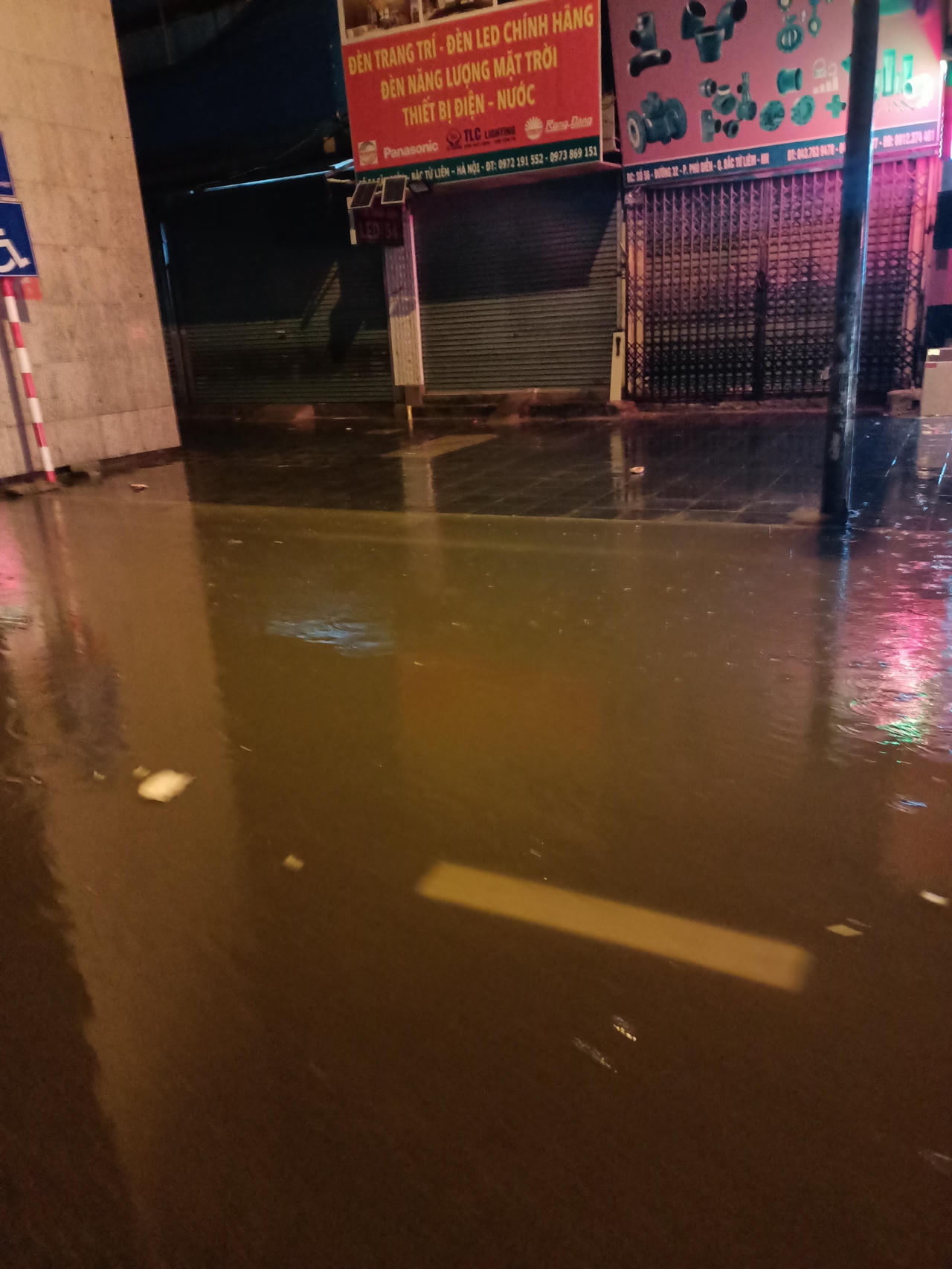 Mưa xối xả gây ngập nhiều tuyến phố Hà Nội