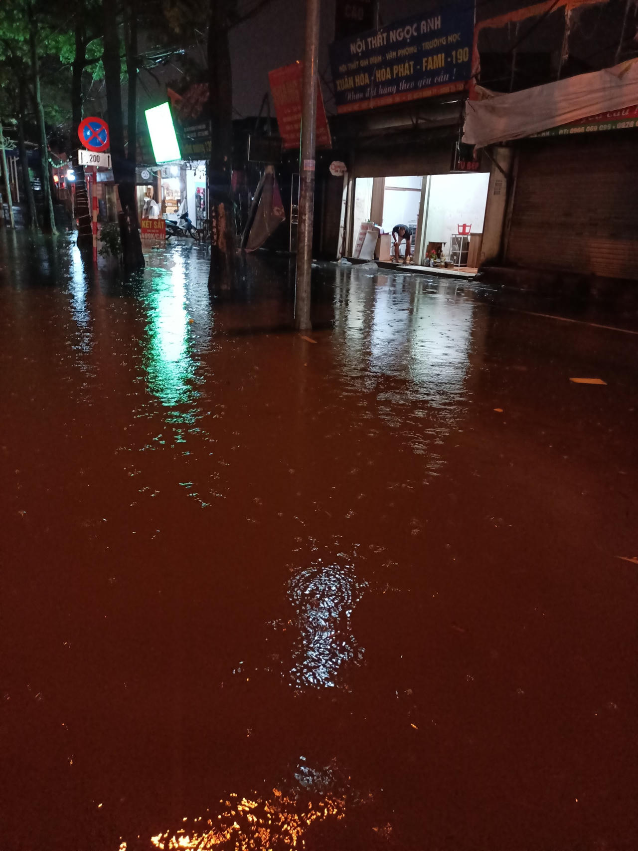 Mưa xối xả gây ngập nhiều tuyến phố Hà Nội