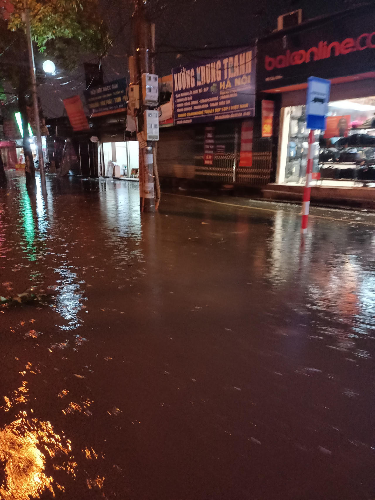 Mưa xối xả gây ngập nhiều tuyến phố Hà Nội