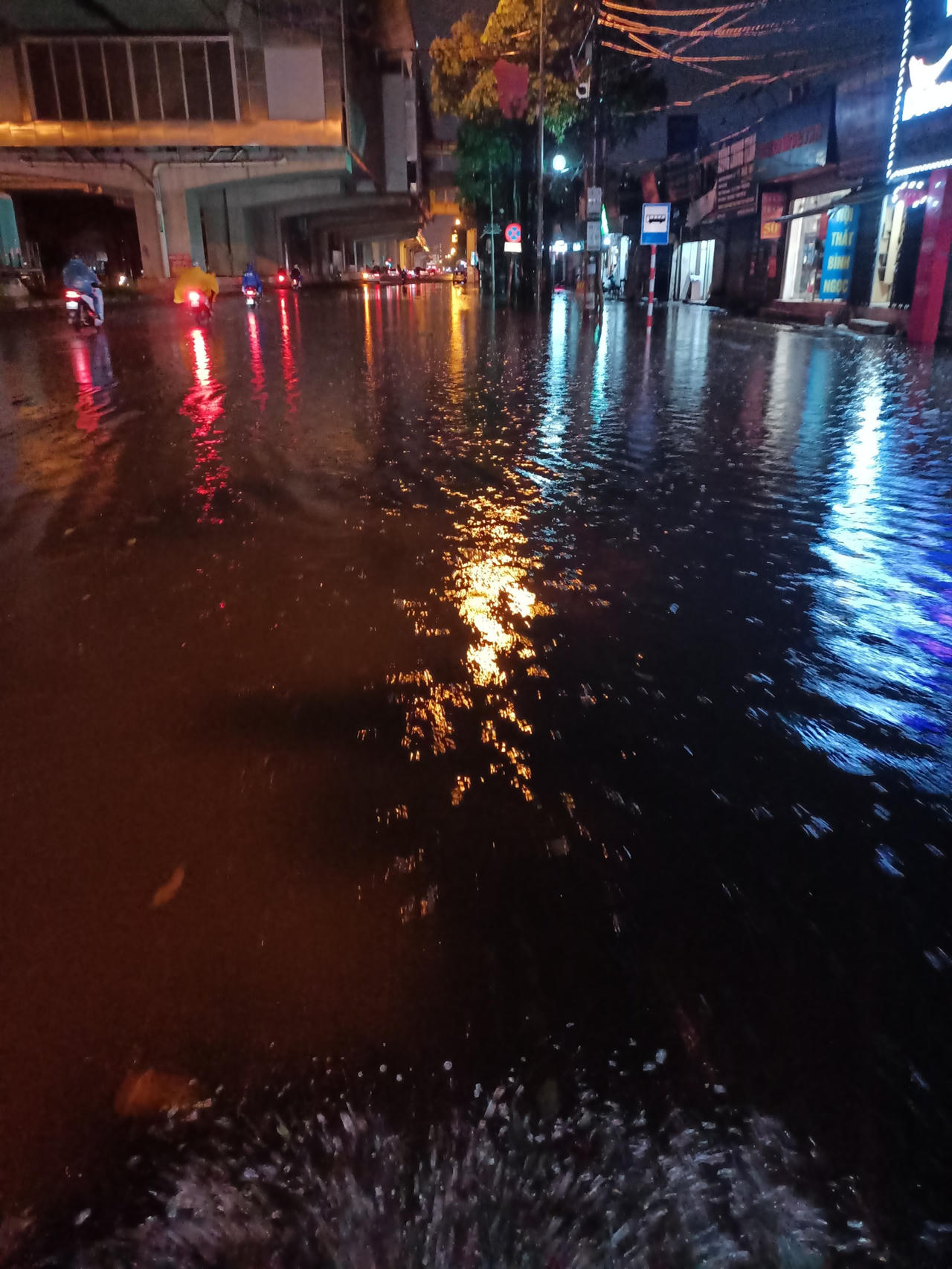 Mưa xối xả gây ngập nhiều tuyến phố Hà Nội