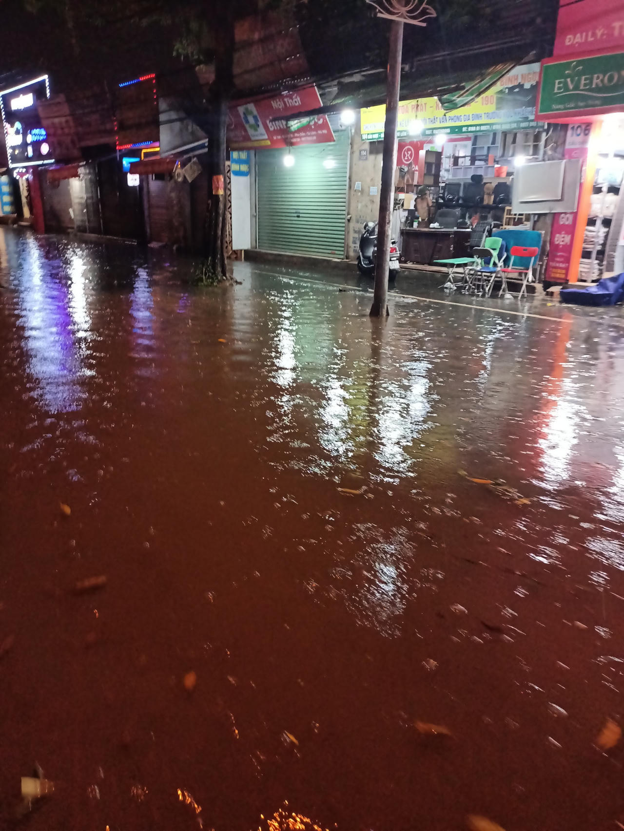 Mưa xối xả gây ngập nhiều tuyến phố Hà Nội