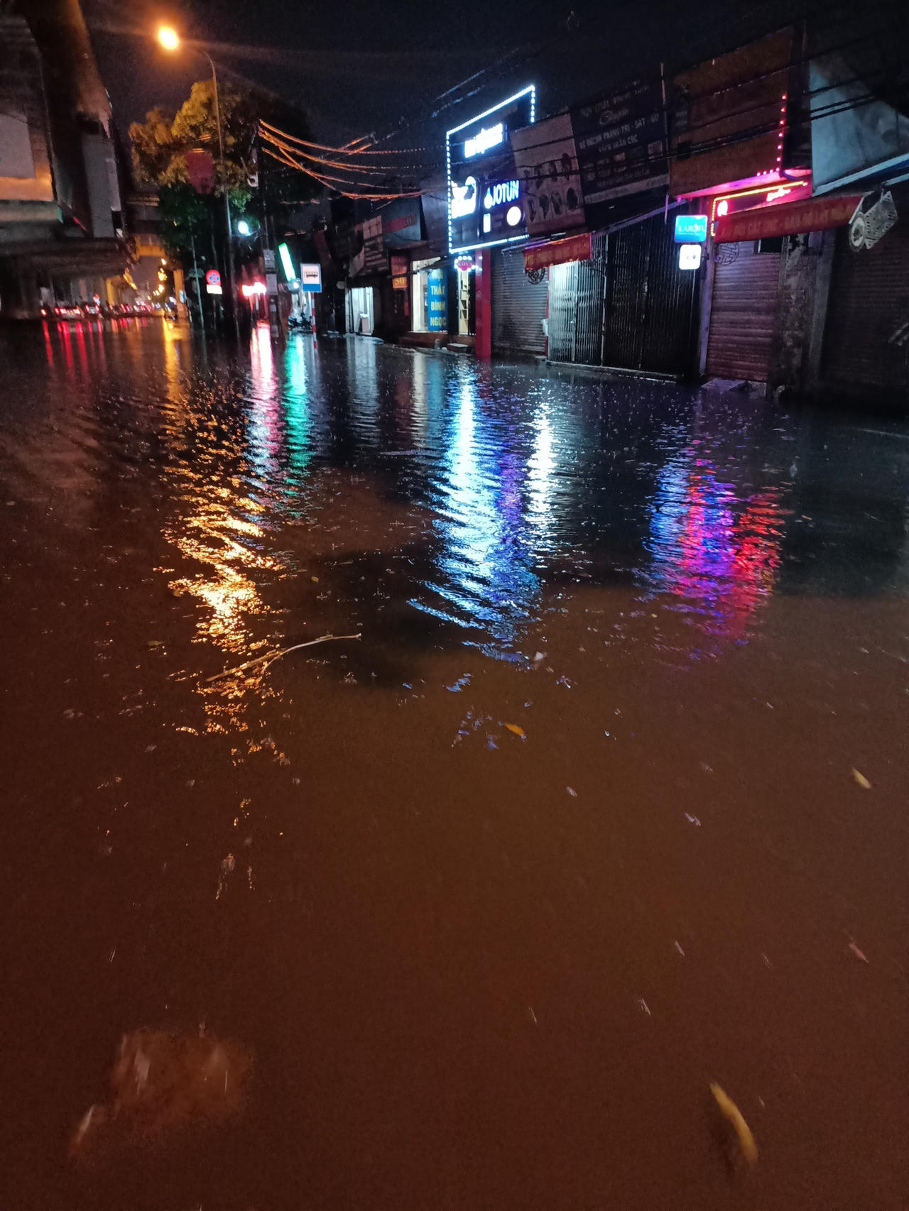 Mưa xối xả gây ngập nhiều tuyến phố Hà Nội