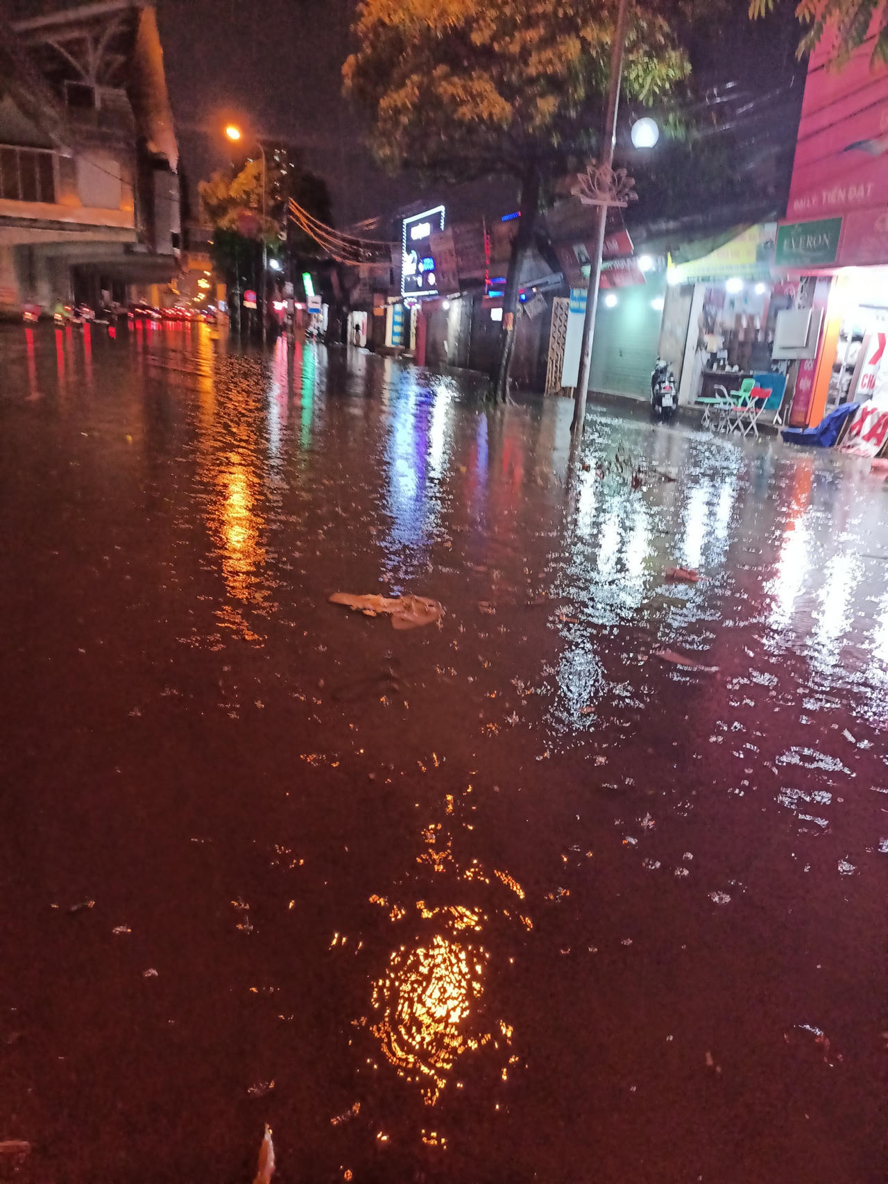 Mưa xối xả gây ngập nhiều tuyến phố Hà Nội