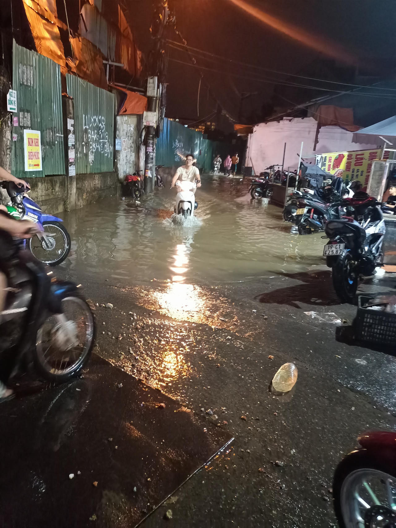 Mưa xối xả gây ngập nhiều tuyến phố Hà Nội