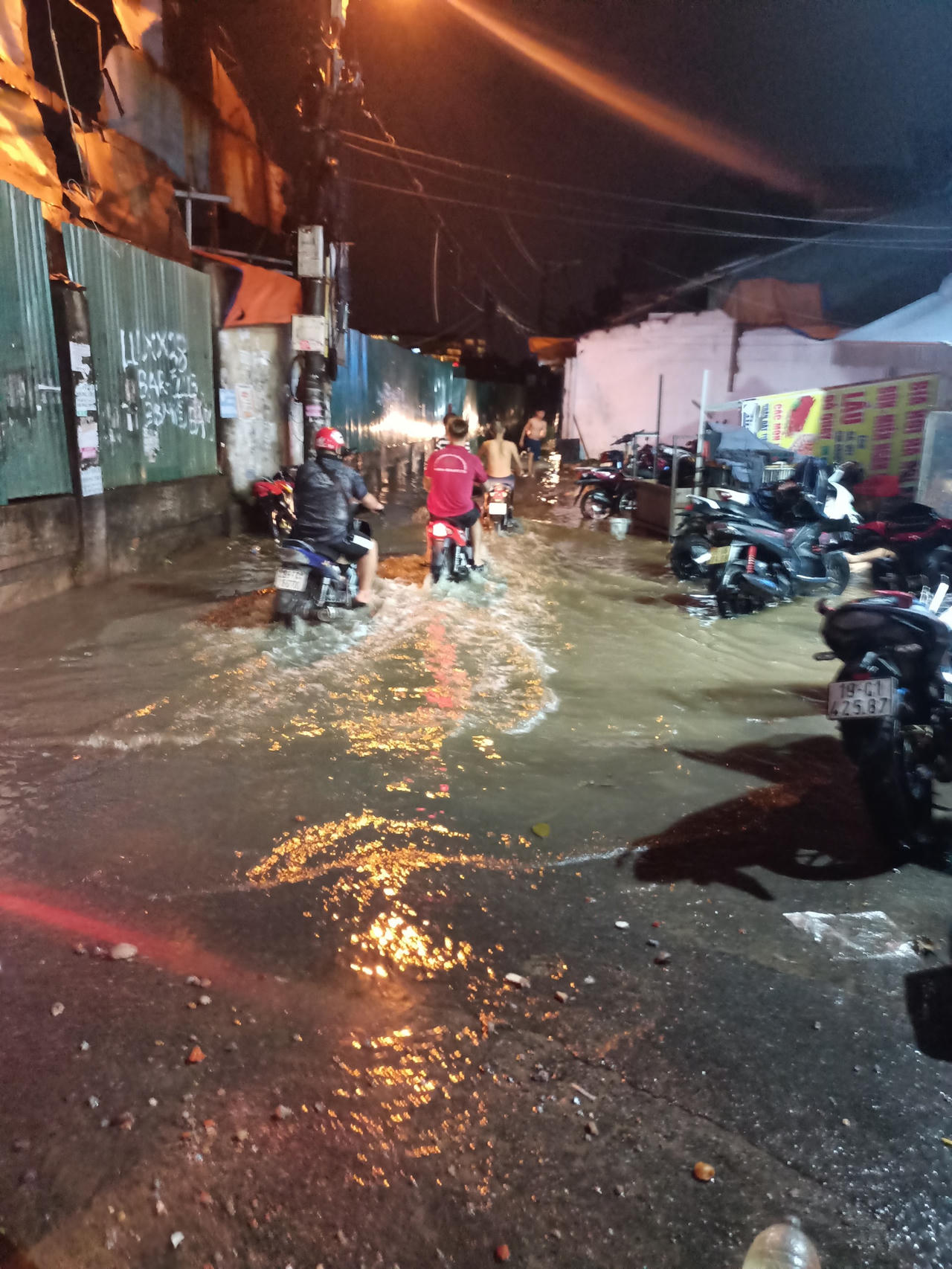 Mưa xối xả gây ngập nhiều tuyến phố Hà Nội