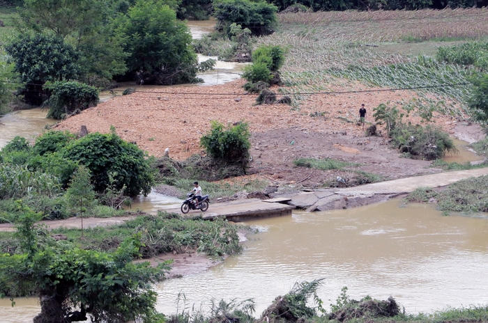 Mưa lớn kéo dài, nhiều nơi ngập úng