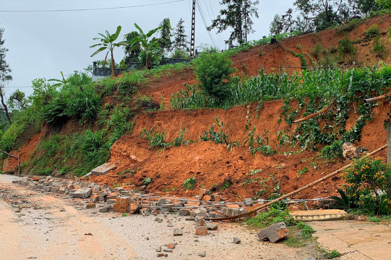 Mưa lớn kéo dài, nhiều nơi ngập úng