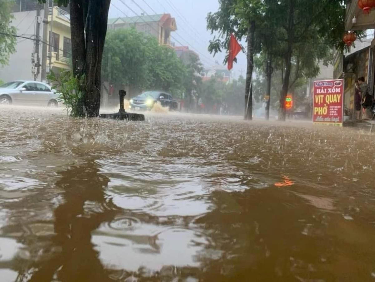 Mưa lớn kéo dài, nhiều nơi ngập úng