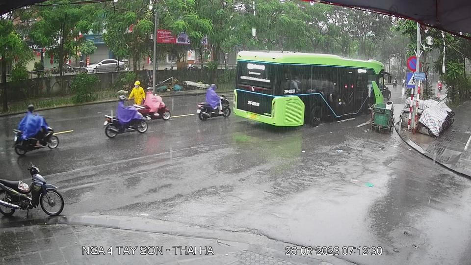 Mưa lớn kéo dài, nhiều nơi ngập úng