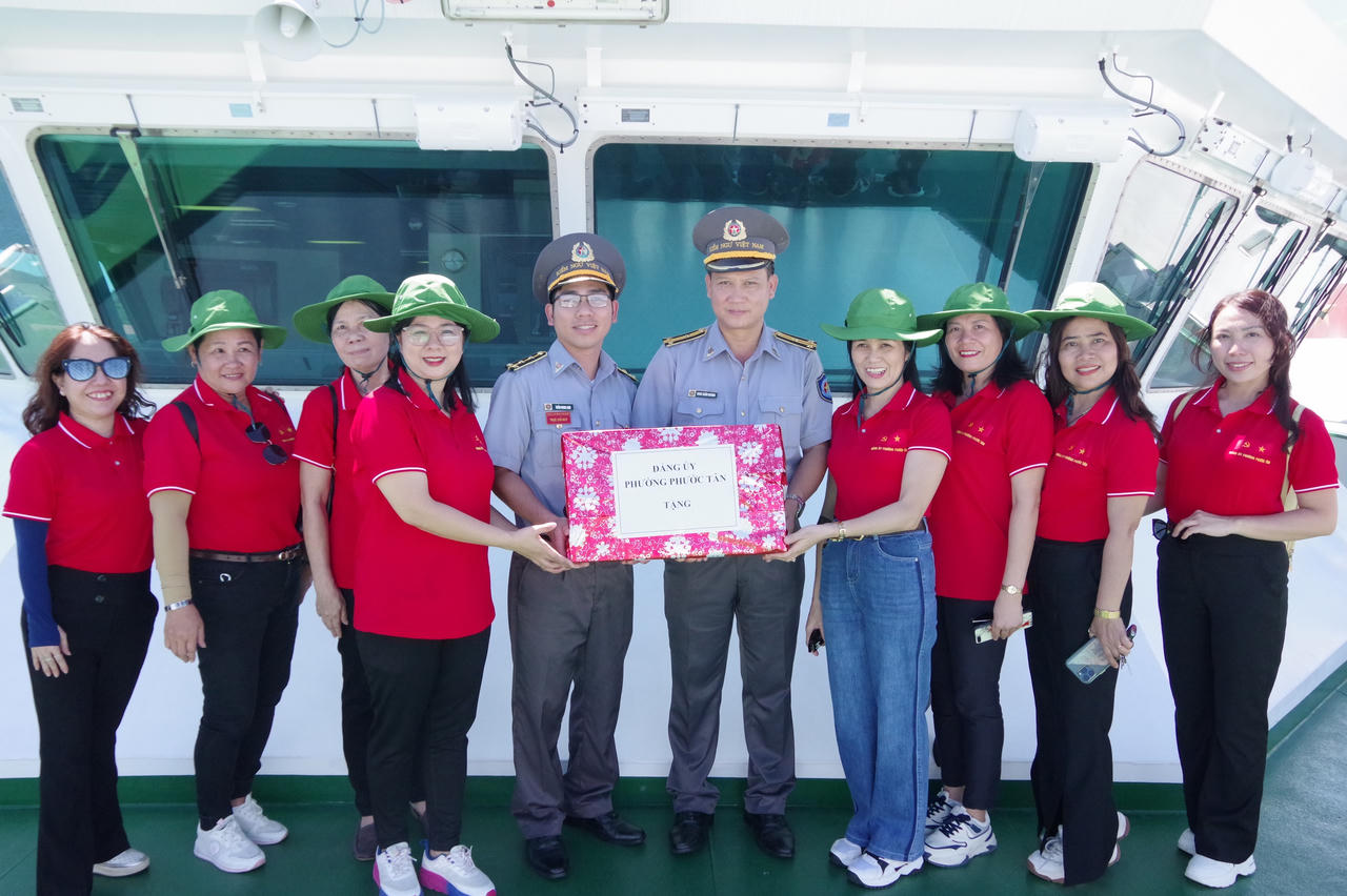 Tuyên truyền biển đảo cho cán bộ nhân dân phường Phước Tân (Khánh Hòa)