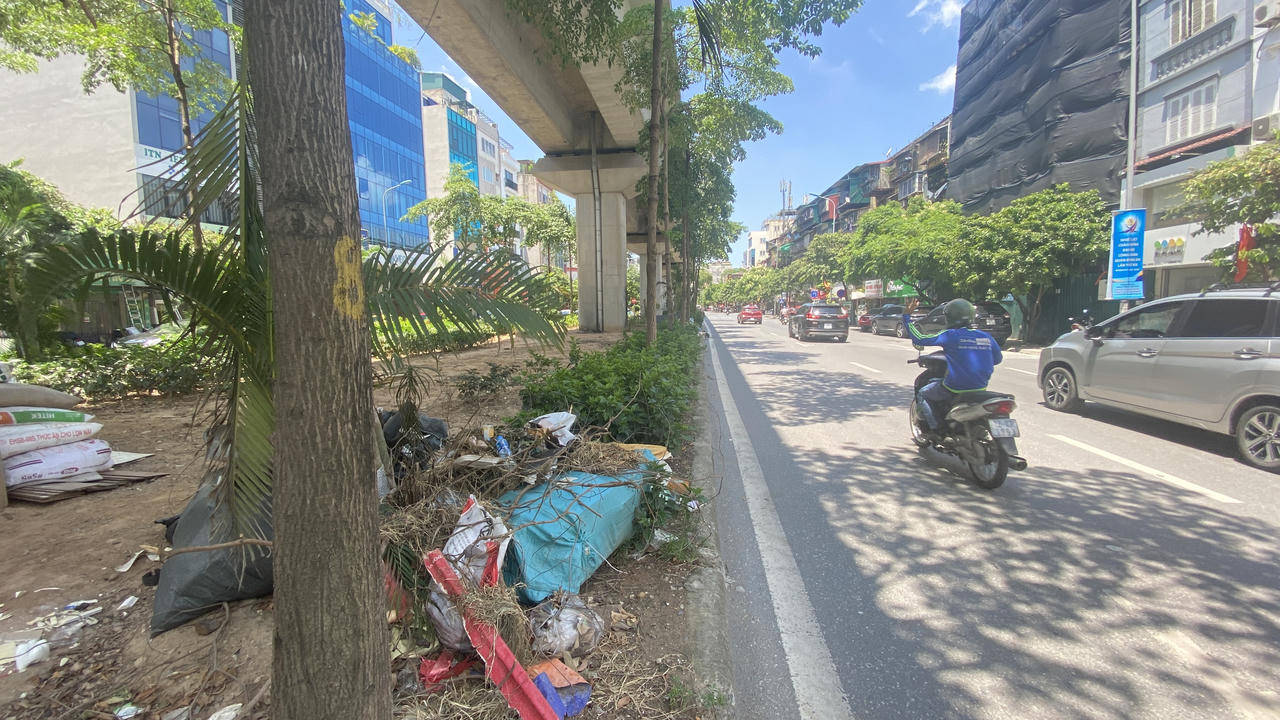 Ngổn ngang rác thải dưới đường trên cao, gầm cầu vượt Hà Nội
