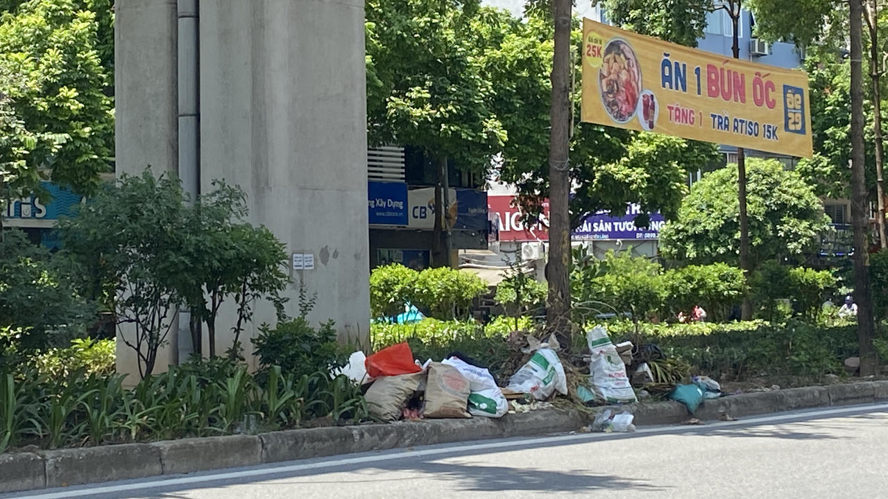 Ngổn ngang rác thải dưới đường trên cao, gầm cầu vượt Hà Nội