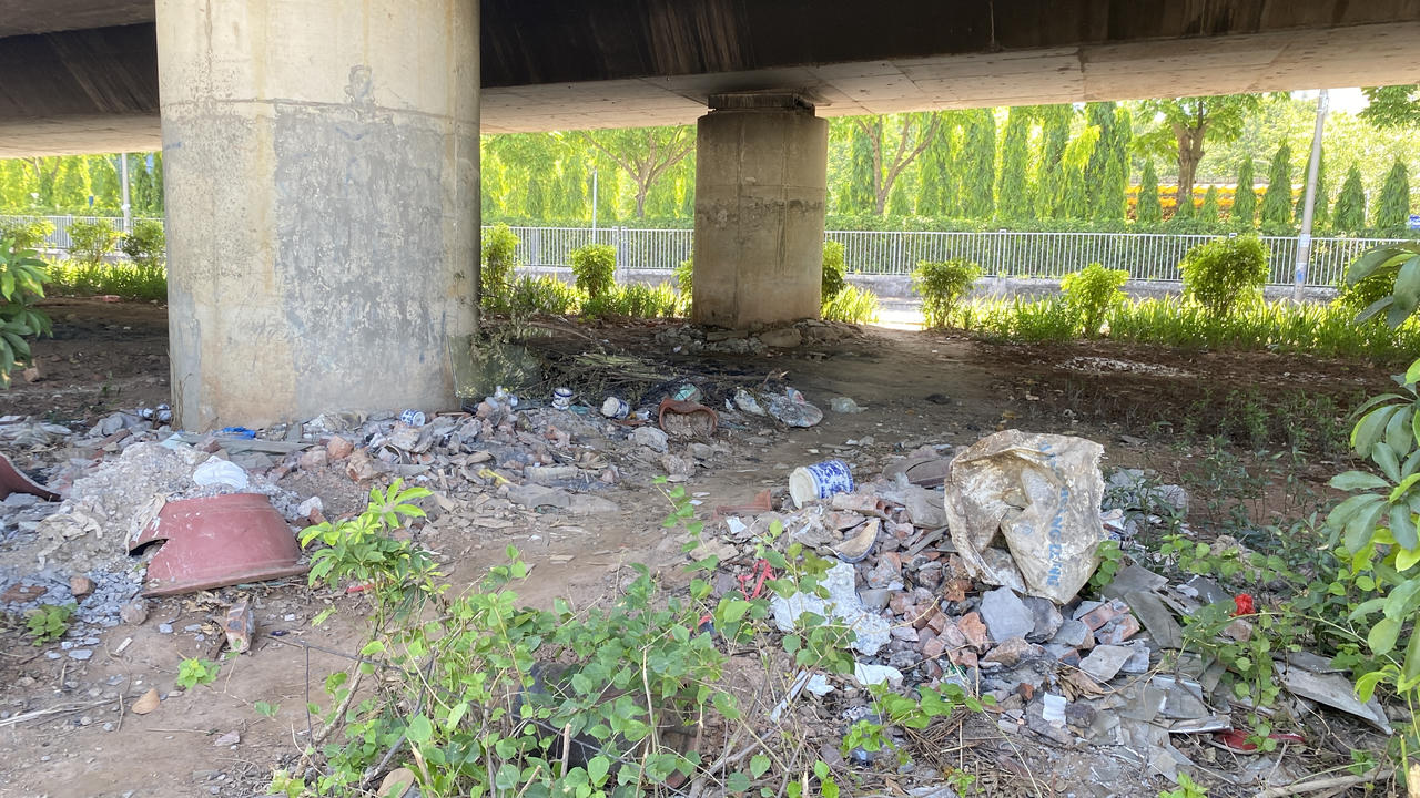 Ngổn ngang rác thải dưới đường trên cao, gầm cầu vượt Hà Nội