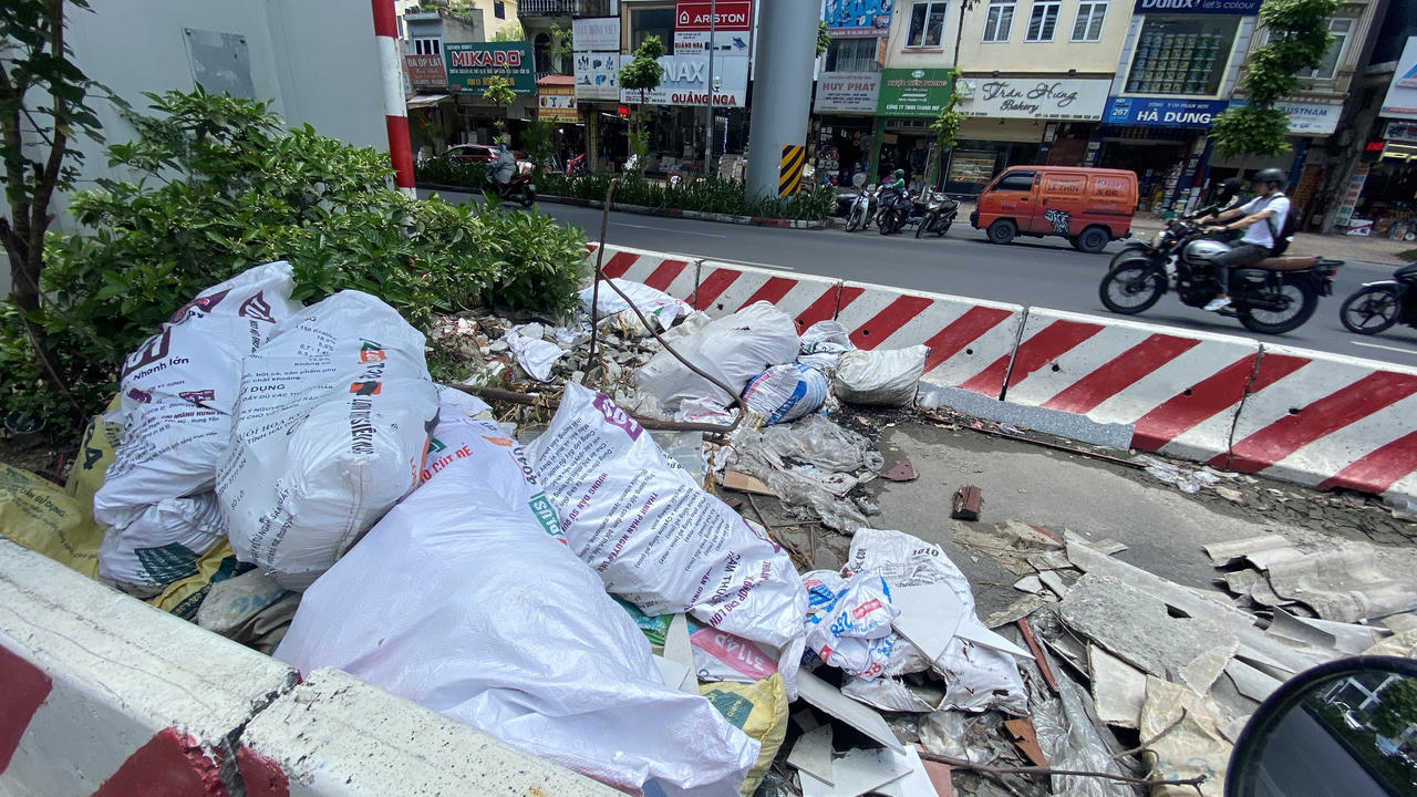 Ngổn ngang rác thải dưới đường trên cao, gầm cầu vượt Hà Nội